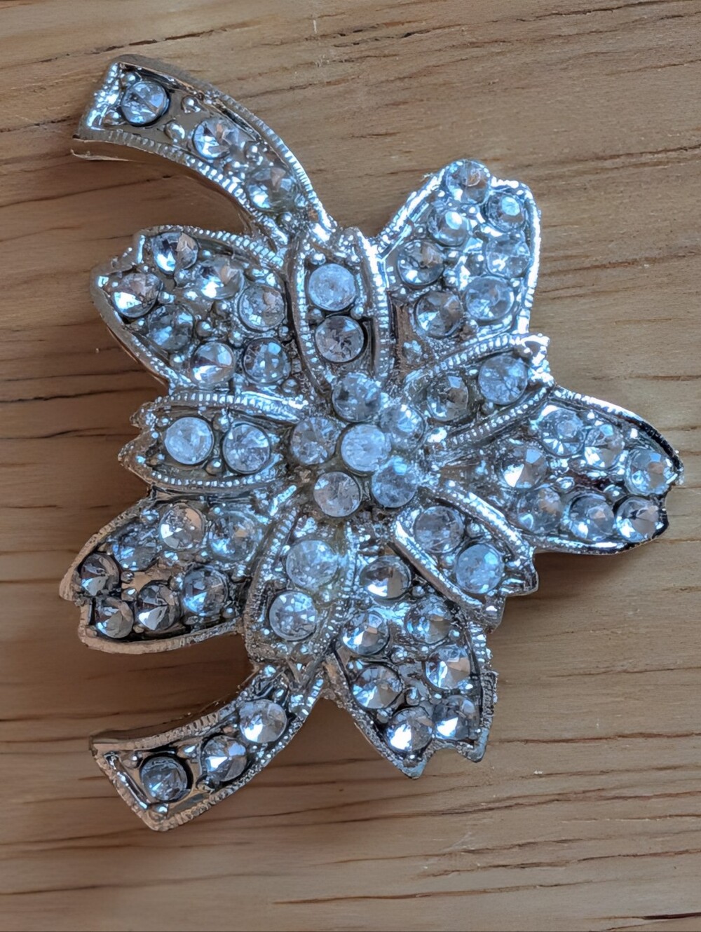 Rhinestone Leaf Broche - Silver Crystal Accent